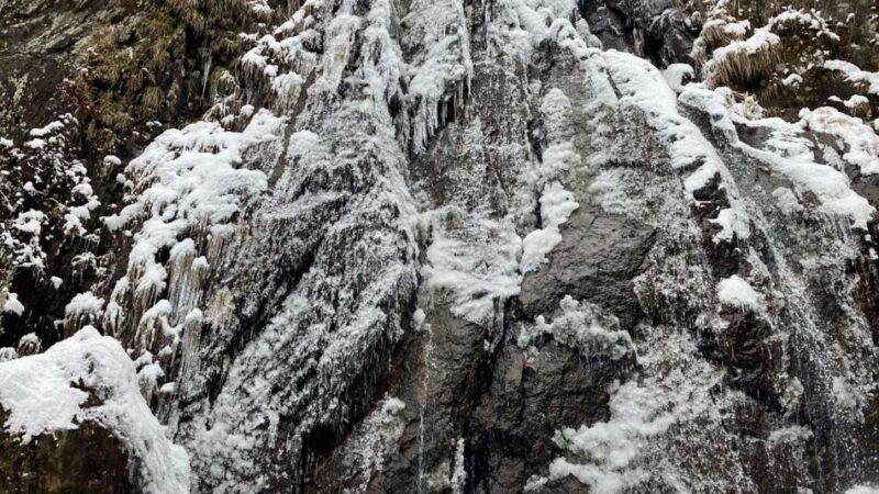 滝が凍る！大自然が織りなす芸術、氷瀑（ひょうばく）