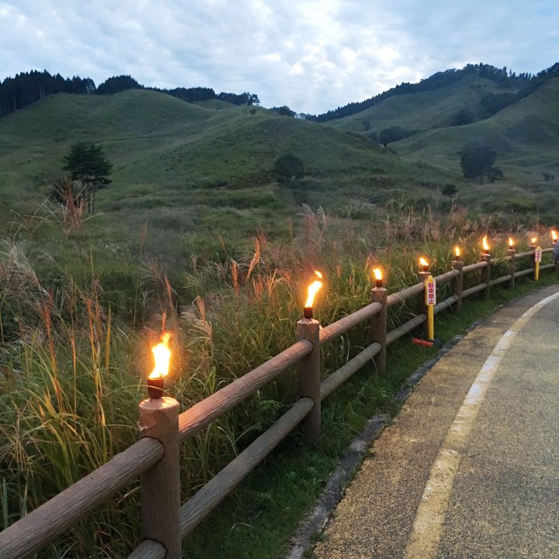 雲の隙間から月光 たいまつの灯りゆらめく 砥峰高原観月会 いいものタウン 兵庫県神崎郡と近郊のトレンド