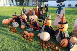 市川町文化センターでハロウィン飾りつけ｜ジャックオーランタンファミリー登場