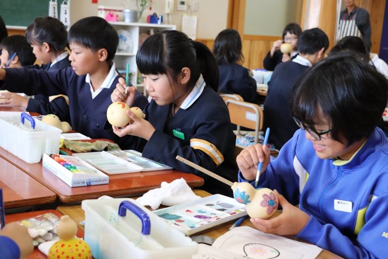 神崎小学校で『ひょうたんマラカス作り』