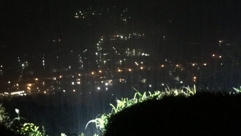 朝来市|竹田城跡ライトアップ。秋雨の夜に浮かぶ天空の城