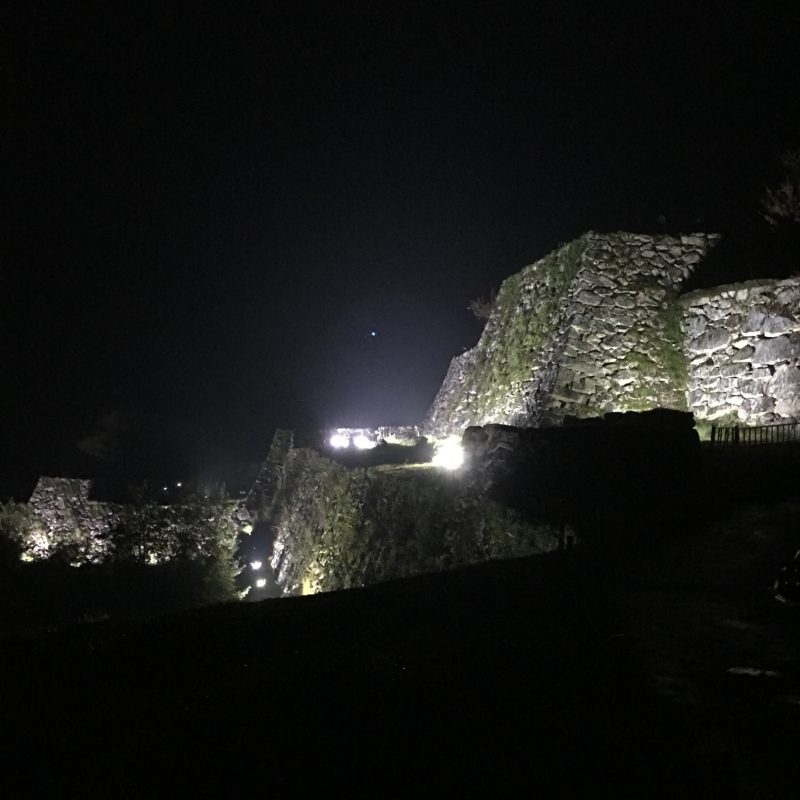 朝来市｜竹田城跡ライトアップ。秋雨の夜に浮かぶ天空の城