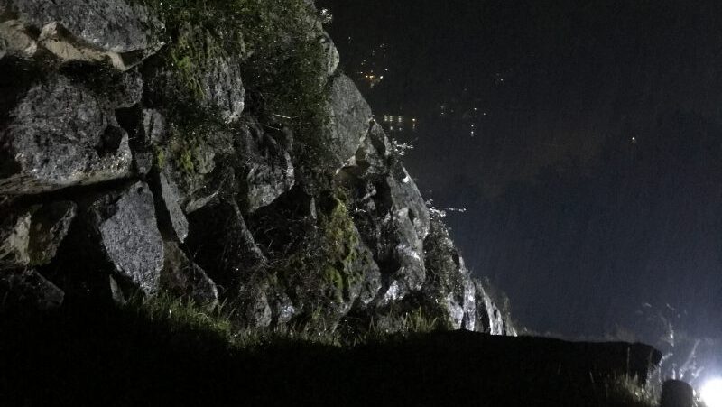 朝来市|竹田城跡ライトアップ。秋雨の夜に浮かぶ天空の城