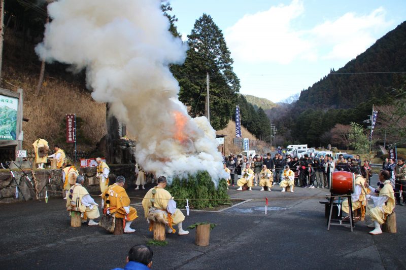板馬見山大とんどが開催|宍粟市