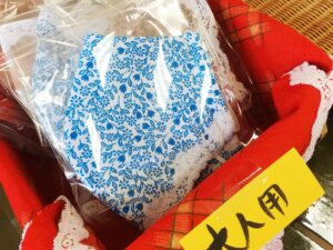 【神河町】和菓子屋さんに布マスクがならんでた