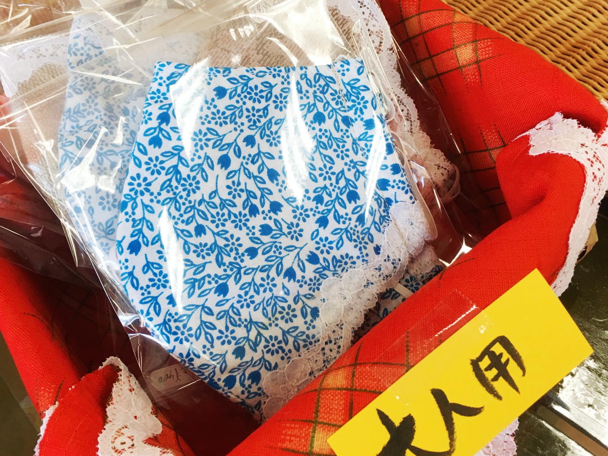 【神河町】和菓子屋さんに布マスクがならんでた