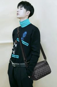 人気 メンズ ショルダー バッグ 販売 本革 男性 用 ショルダー バッグ メッセンジャー バッグ おすすめのミニ 斜 めがけ バッグ 通学 通勤鞄 小振り 軽量 実用 高 機能 肩掛け カバン