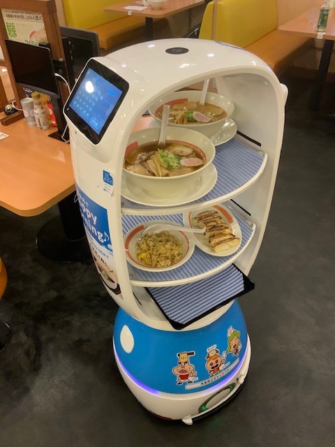 【幸楽苑】非接触型の配膳ロボット「K-1号」の実証実験を開始|ラーメン業界日本初