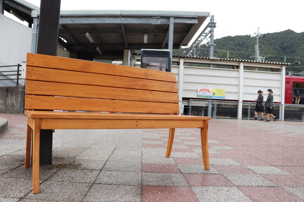 JR寺前駅前と新野駅前に木工椅子を寄贈｜兵庫県立神崎高等学校