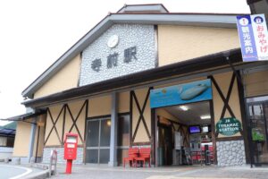 JR寺前駅前と新野駅前に木工椅子を寄贈｜兵庫県立神崎高等学校