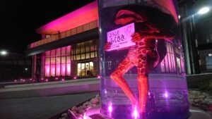 【福崎駅前】ピンクに染まってさらに妖しい！カッパのガジロウ｜ピンクリボンライトアップ