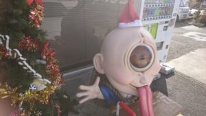 一つ目小僧もクリスマス仕様！マスク50枚で税込み500円で販売していた｜福崎町
