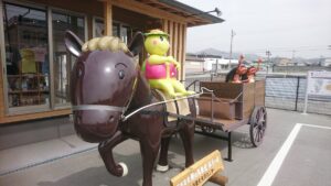 【福崎町】銀馬車モニュメントしゃべる馬「ハヤブ」登場｜辻川観光交流センター