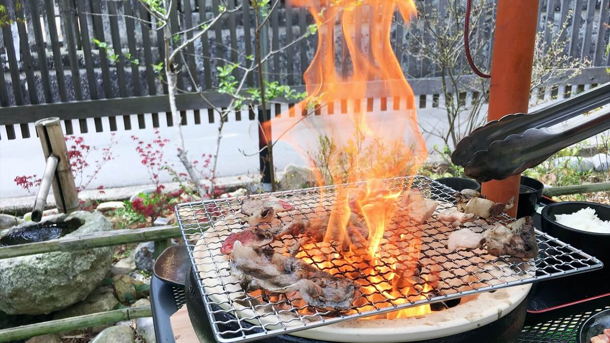 【市川町】新緑の庭で非日常ジビエＢＢＱ！特上ボタン肉を自分で焼ける「炭火焼」コース