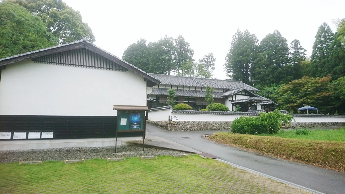 【福崎町】医王寺の3色、1000株のササユリが咲き始め