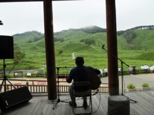【神河町】初夏の砥峰高原で「夏真っ盛りライブ」