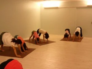 親子ヨガダウンドッグ