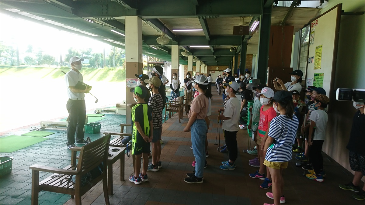 小中学生がゴルフ体験。市川町でサマースクール