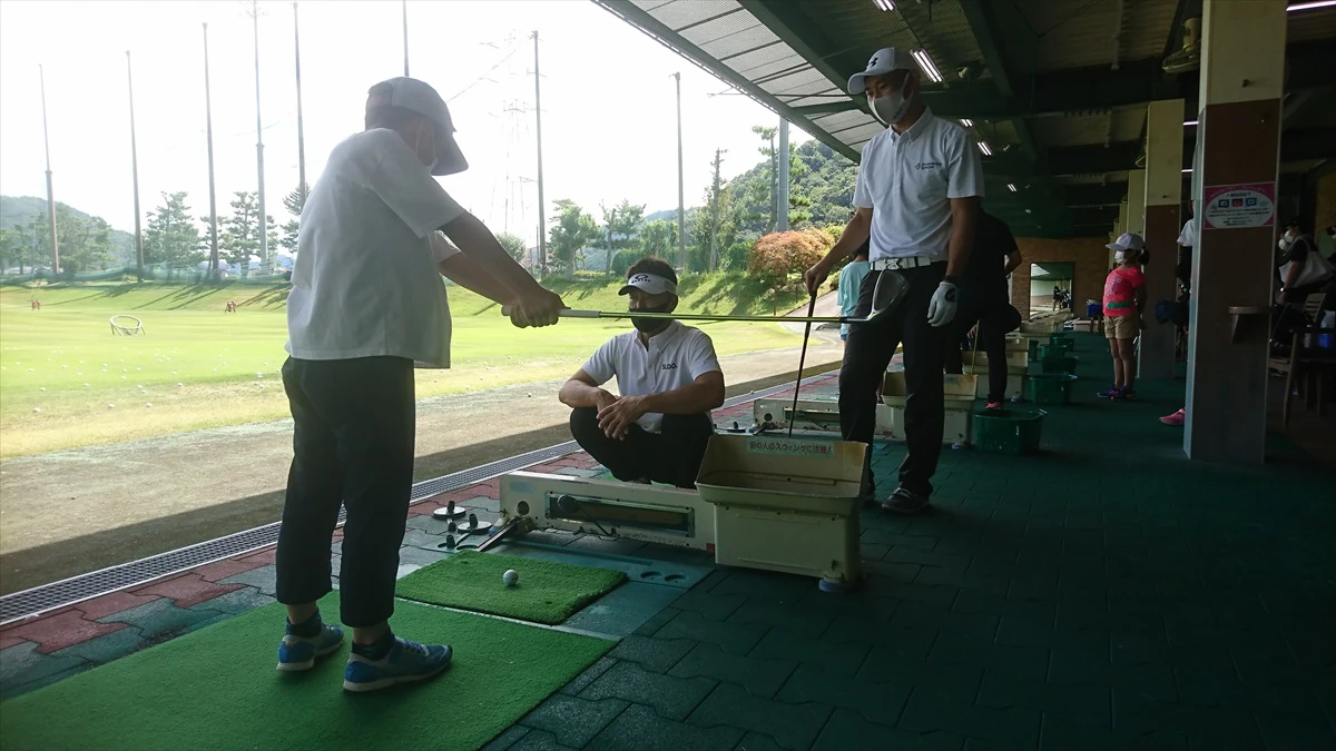 小中学生がゴルフ体験。市川町でサマースクール