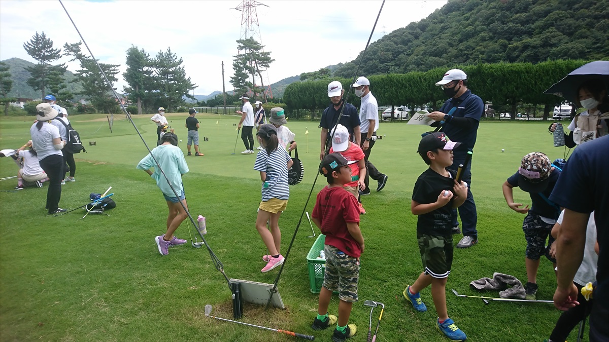小中学生がゴルフ体験。市川町でサマースクール