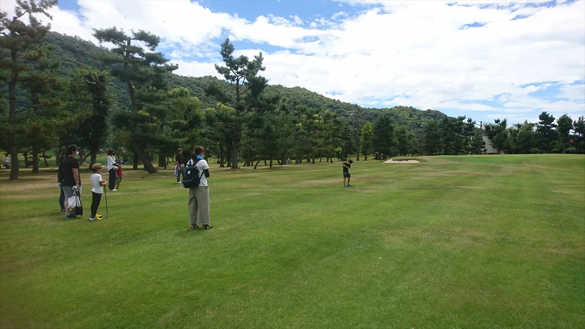 小中学生がゴルフ体験。市川町でサマースクール