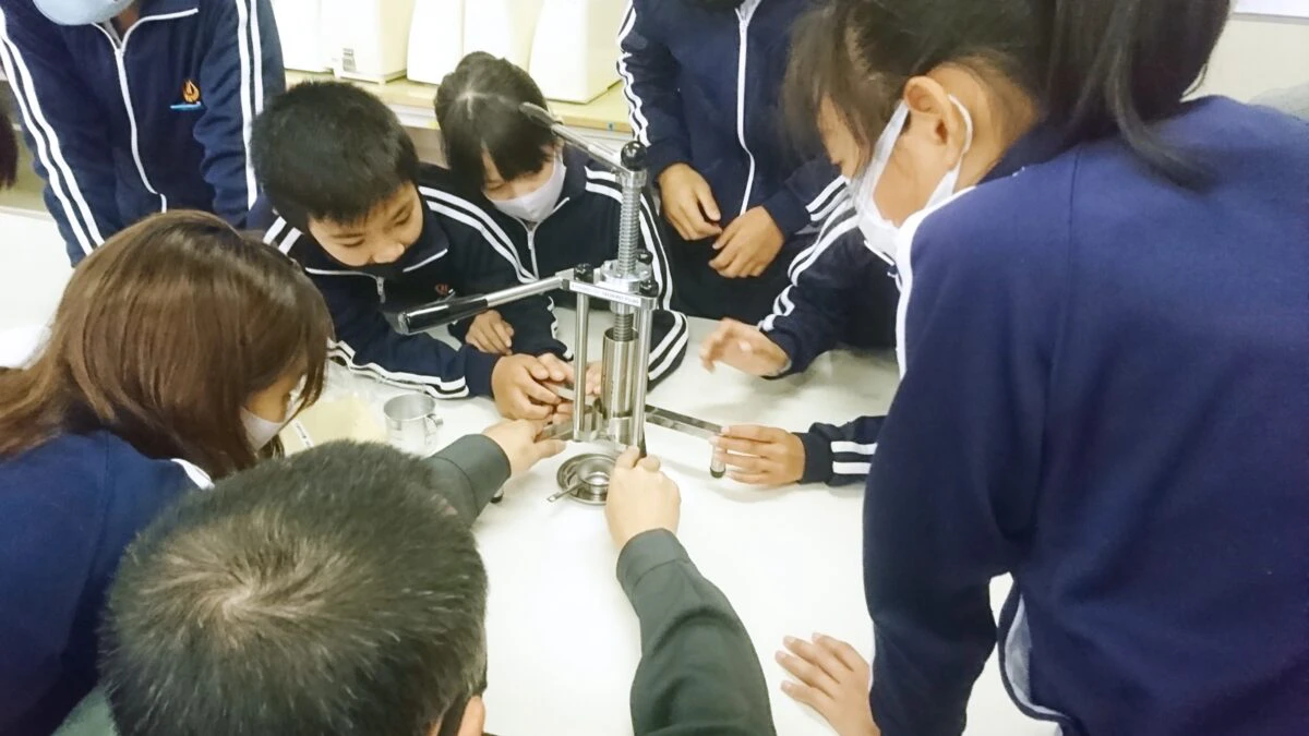 6次産業化を目指したい！育てた町花ヒマワリの搾油体験│川辺小学校（市川町）
