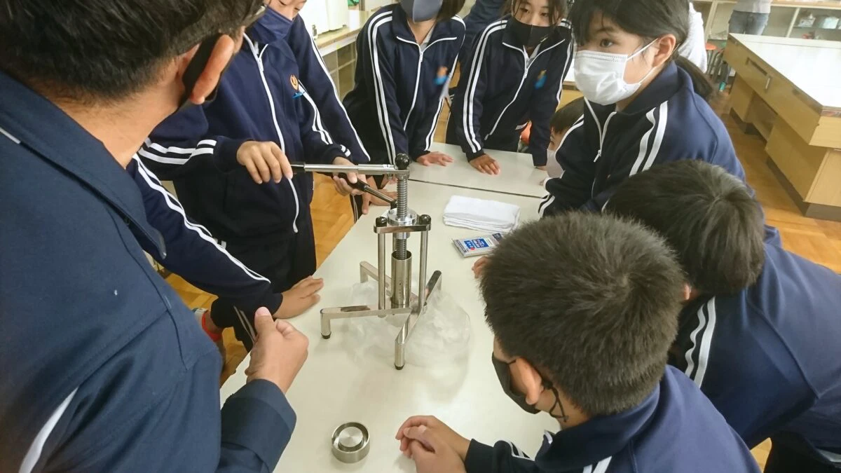6次産業化を目指したい！育てた町花ヒマワリの搾油体験│川辺小学校（市川町）