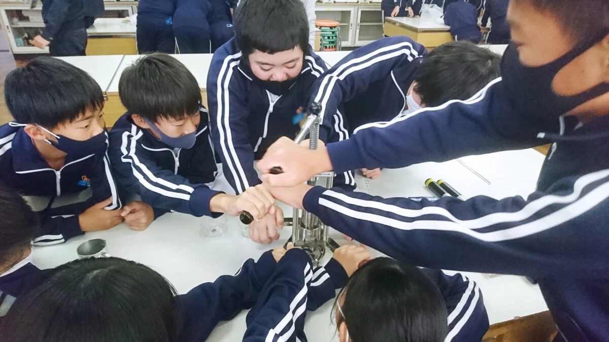 6次産業化を目指したい！育てた町花ヒマワリの搾油体験│川辺小学校（市川町）