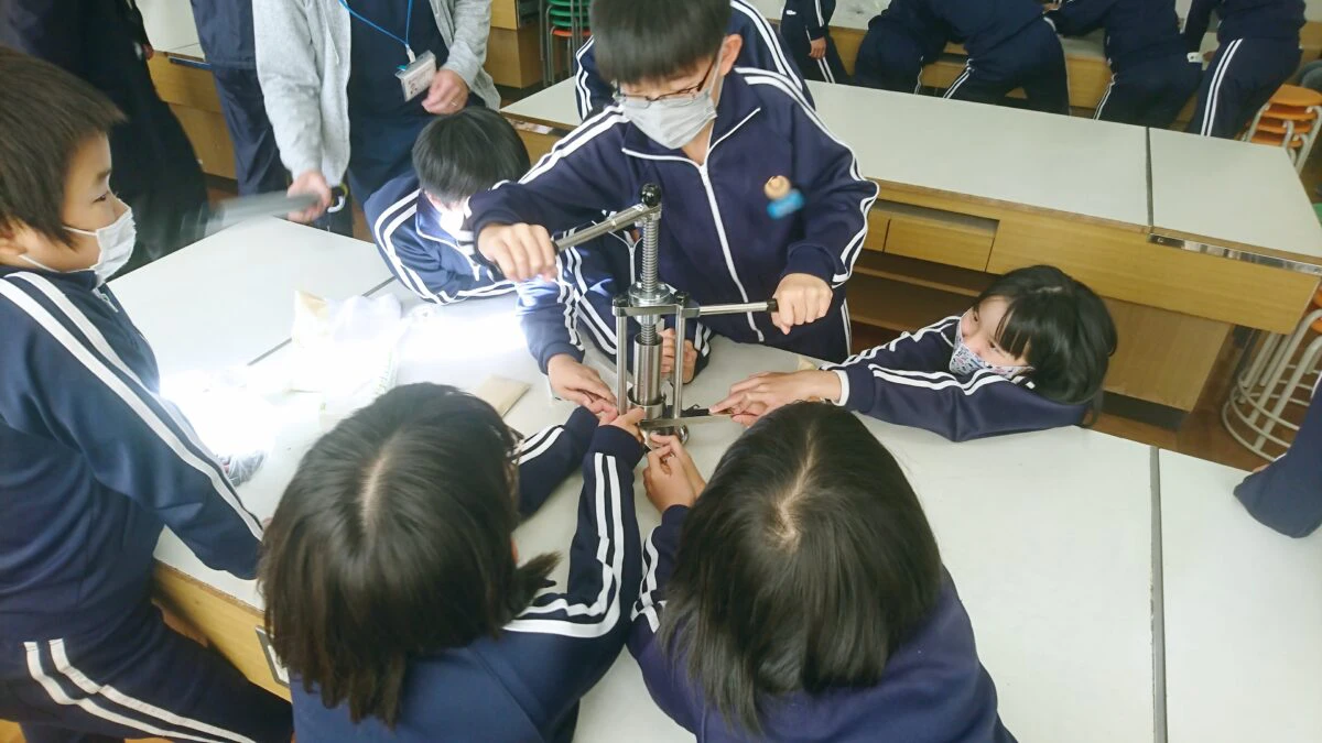 6次産業化を目指したい！育てた町花ヒマワリの搾油体験│川辺小学校（市川町）