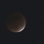 ほぼ皆既月食。11月19日は月を見よう！天体ショー