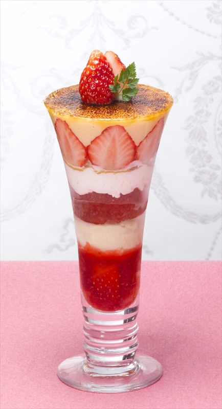 【ロイヤルホスト】いちご好き必見！国産苺10粒を使った季節のデザートが2022年に登場