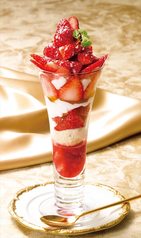 【ロイヤルホスト】いちご好き必見！国産苺10粒を使った季節のデザートが2022年に登場