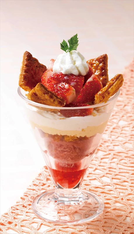 【ロイヤルホスト】いちご好き必見！国産苺10粒を使った季節のデザートが2022年に登場