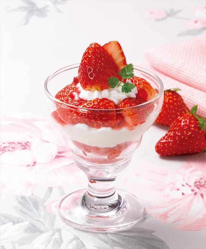 【ロイヤルホスト】いちご好き必見！国産苺10粒を使った季節のデザートが2022年に登場