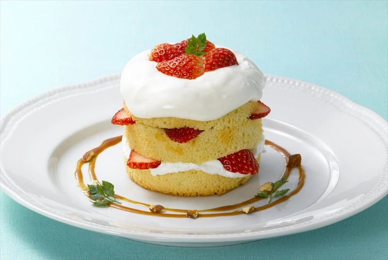 【ロイヤルホスト】いちご好き必見！国産苺10粒を使った季節のデザートが2022年に登場