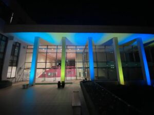 世界平和への願いを込めて。ウクライナカラーにライトアップ│加西市