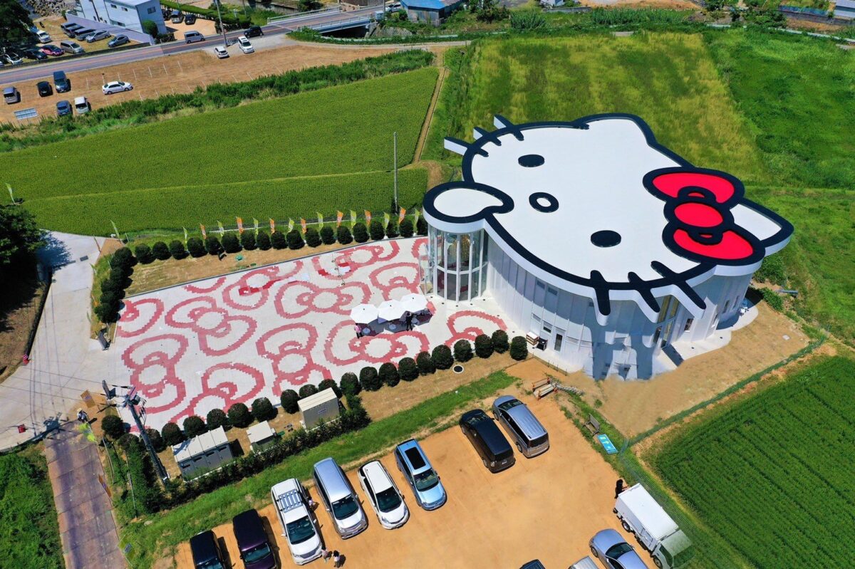 【淡路市】『ハローキティアップルハウス』世界最大のりんご型展望シアターがオープン