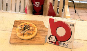 愛犬にもピザーラお届け！ピザーラ×コミフデリ『わんこピザ テリヤキチキン』が販売開始