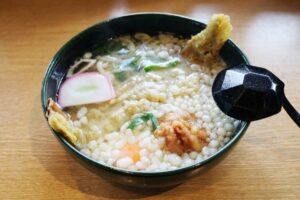 器からはみ出す穴子の天ぷら！銀の馬車道うどん│大黒茶屋