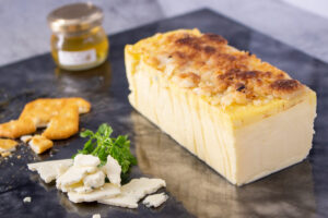 贈り物やご褒美に。「22時の誘惑 ブルーチーズケーキ」が 4月11日より50個限定で販売