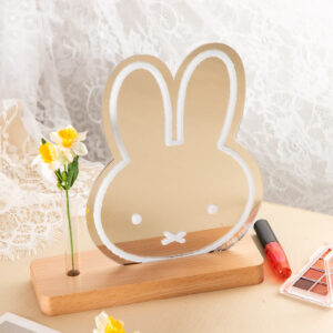 お花を生けて楽しめるミッフィーの一輪挿し付きアクリルミラーが好評販売中｜フラワーミッフィー