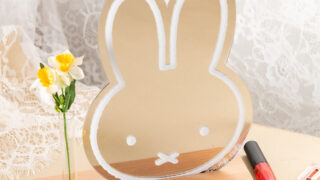 お花を生けて楽しめるミッフィーの一輪挿し付きアクリルミラーが好評販売中｜フラワーミッフィー