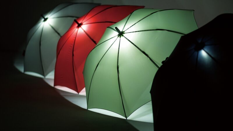 【梅雨グッズ】夜道も安全。LEDライトつきジャンプ傘「アンブレランタン」発売中