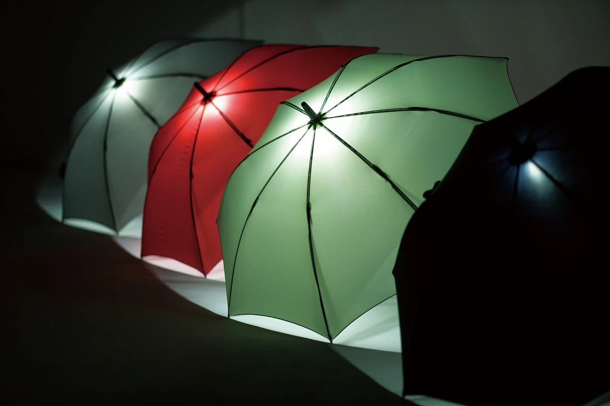 【梅雨グッズ】夜道も安全。LEDライトつきジャンプ傘「アンブレランタン」発売中