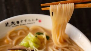 ケンミン「産学専」連携で「近大ヴィーガンGFラーメン」開発