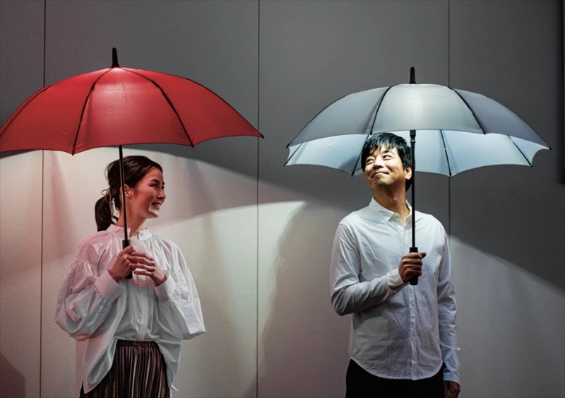 【梅雨グッズ】夜道も安全。LEDライトつきジャンプ傘「アンブレランタン」発売中