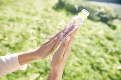 「い･ろ･は･す 天然水」ボトルがリニューアル！飲んで心地よく、平たくたためる、快適な新しい水のカタチ