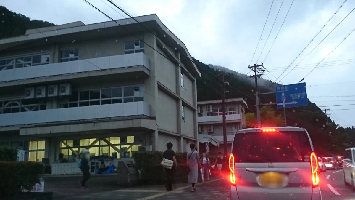 雨にも負けず。朝来の山間に響く、3年ぶりの打上花火
