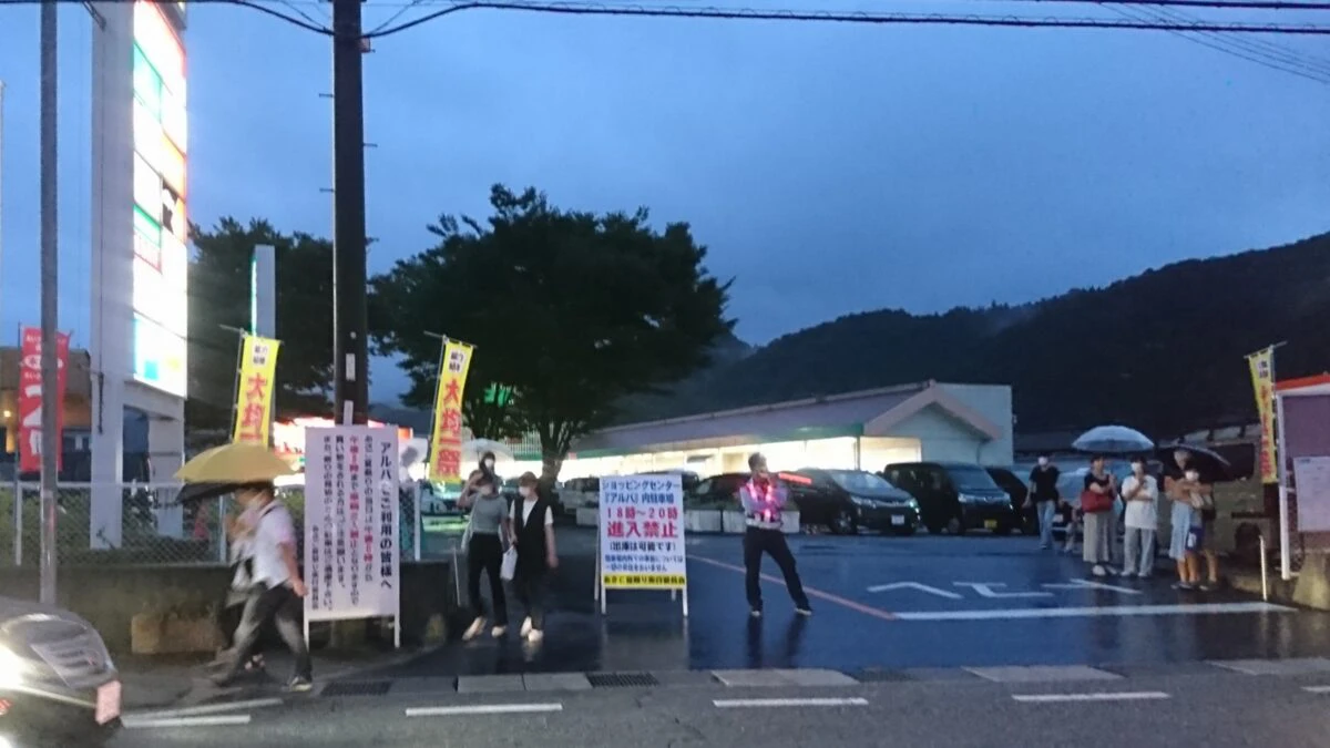 雨にも負けず。朝来の山間に響く、3年ぶりの打上花火