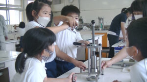 ひまわりの種 搾油体験｜甘地小学校（市川町）